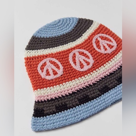 URBAN OUTFITTERS Peace Crochet Bucket Hat NWT - Picture 3 of 4